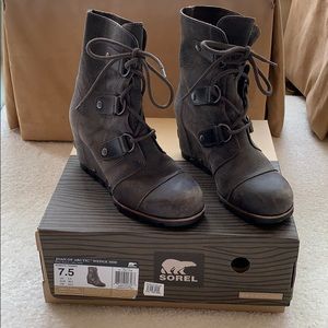 Sorel Joan of Arctic wedge ll boot in Grill Black
